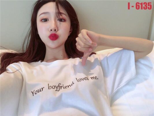 I6135 Ao Thun Nu Unisex Mau Trang In Your boyfriend loves me Sieu Dep